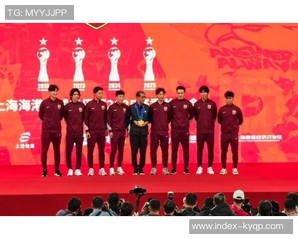 河南队今日启程前往上海浦东备战与海港热身赛全力以赴争取胜利 河南队今日启程前往上海浦东备战与海港热身赛全力以赴争取胜利