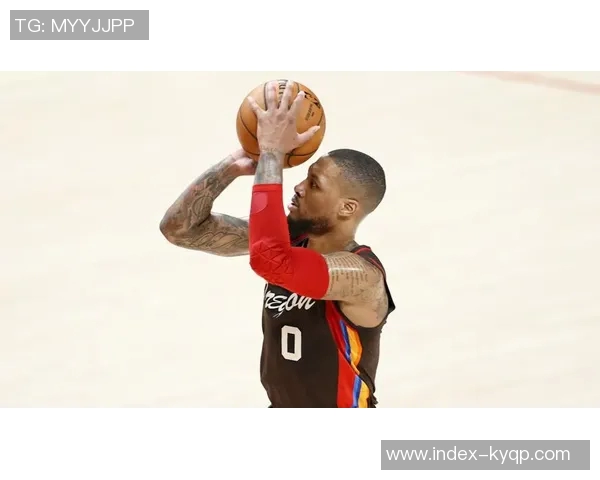 唐斯自豪于华子成就每次路过阿迪门店必停留欣赏他的海报 唐斯自豪于华子成就每次路过阿迪门店必停留欣赏他的海报